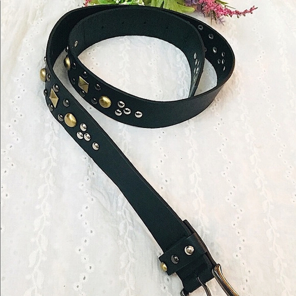 🌟🖤NWOT Black Leather Studded Belt (M)🖤🌟